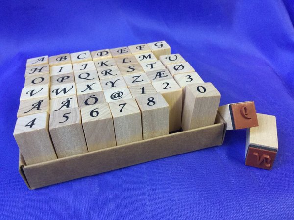 Stempelset  -  42 Stück Buchstaben und Zahlen ( 1,3 x 1,3  Holzmaß )