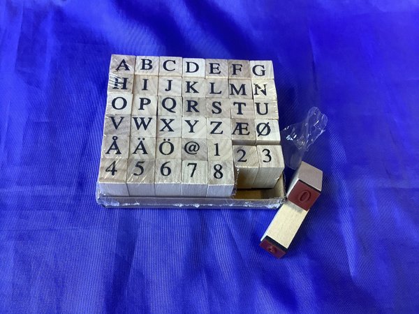 Stempelset  -  42 Stück Buchstaben und Zahlen ( 1,3 x 1,3 cm Holmaß)