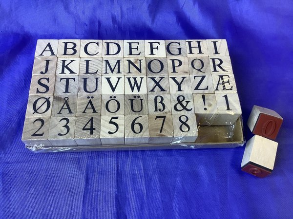 Stempelset  -  45 Stück Buchstaben und Zahlen ( 2,2 x 2,2 cm Holzmaß )